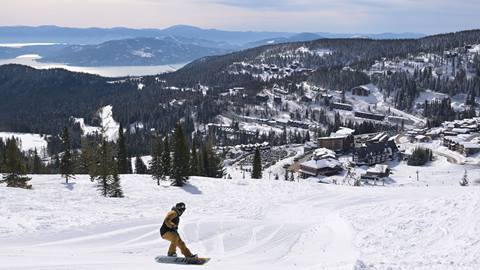 Snowboarder on guided tour at Schweitzer 