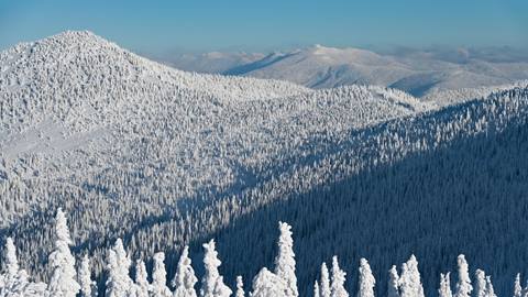 View of the Selkirk Mountains covered in snow